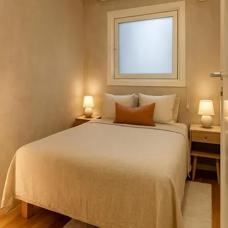 Quiet & 2br , Newly Renovated Apartment